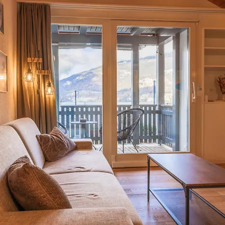 Surfers Near Interlaken, At With Pool Lägenhet